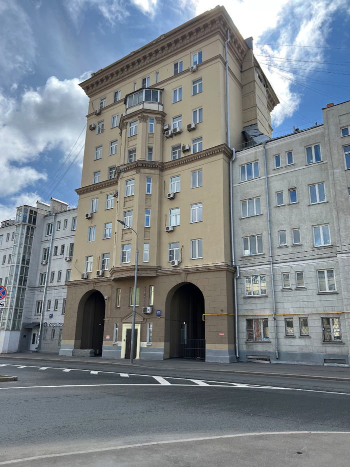 Эркер полностью, а также арки, которые ведут во двор, и рустовка нижней части здания, 2025.