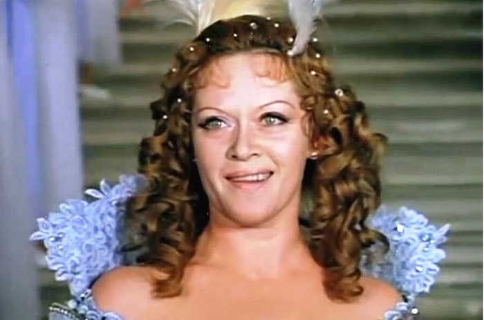 Даже несмотря на возраст Алиса Фрейндлих очень хороша в роли королевы!