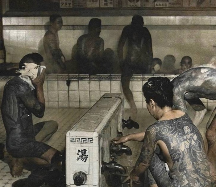 Члены одного из кланов Якудза в общественной бане. Япония, 1947 год