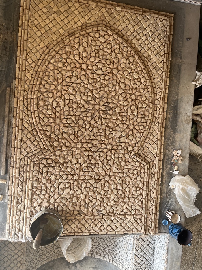 Посмотреть всё ли правильно собрано можно только после заливки. Мастерские мозаики, Марракеш.