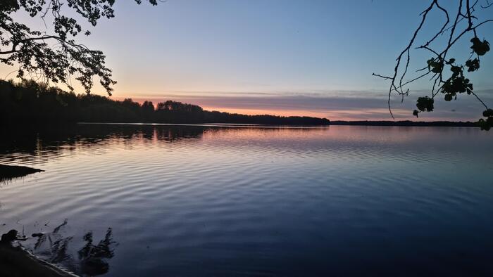 Прекрасный закат над озером Стерж – несмотря на комаров, природа вокруг была великолепна.