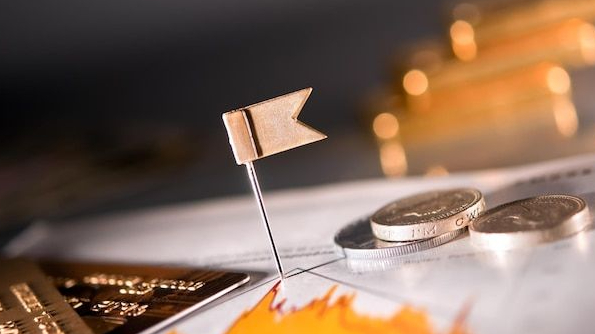 Перед тем как начать процедуру оформления карты, сравните банковские предложения и сопоставьте важные для себя критерии: кэшбэк, процент на остаток по счету или карте, бесплатное обслуживание и т. д.