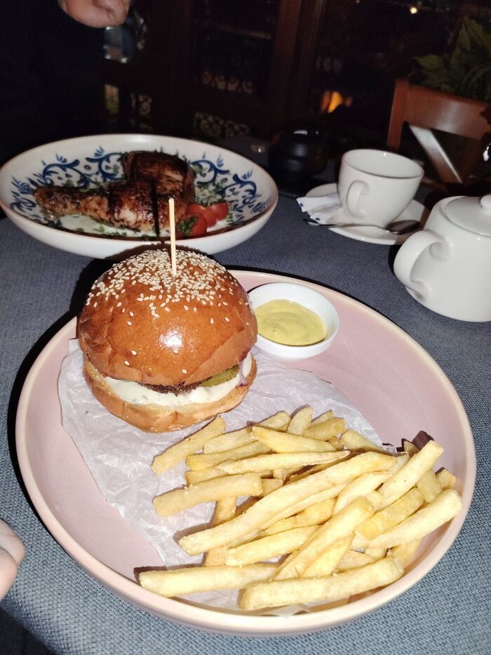 Бургер - 38 лари, чуть меньше 1200