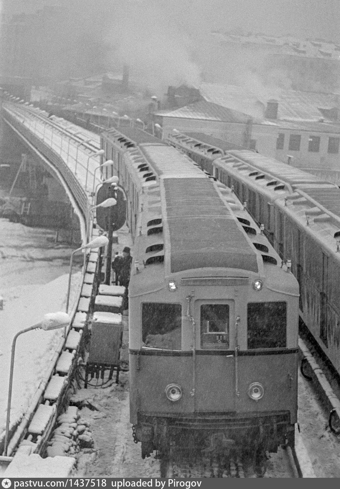 Пробные трёхвагонные поезда во время испытаний нового метромоста. Вид в сторону станции "Сокольники", 1965. С сайта <!--noindex--><a href="https://pikabu.ru/story/unikalnyiy_metromost_v_moskve_o_kotorom_nikto_ne_rasskazyivaet_12762955?u=http%3A%2F%2Fwww.pastvu.com&t=www.pastvu.com&h=3a9dc09f3a362ad923b8078d477795b9581f7c33" title="http://www.pastvu.com" target="_blank" rel="nofollow noopener">www.pastvu.com</a><!--/noindex-->.