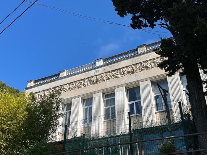 Неожиданная лепнина на барельефе.