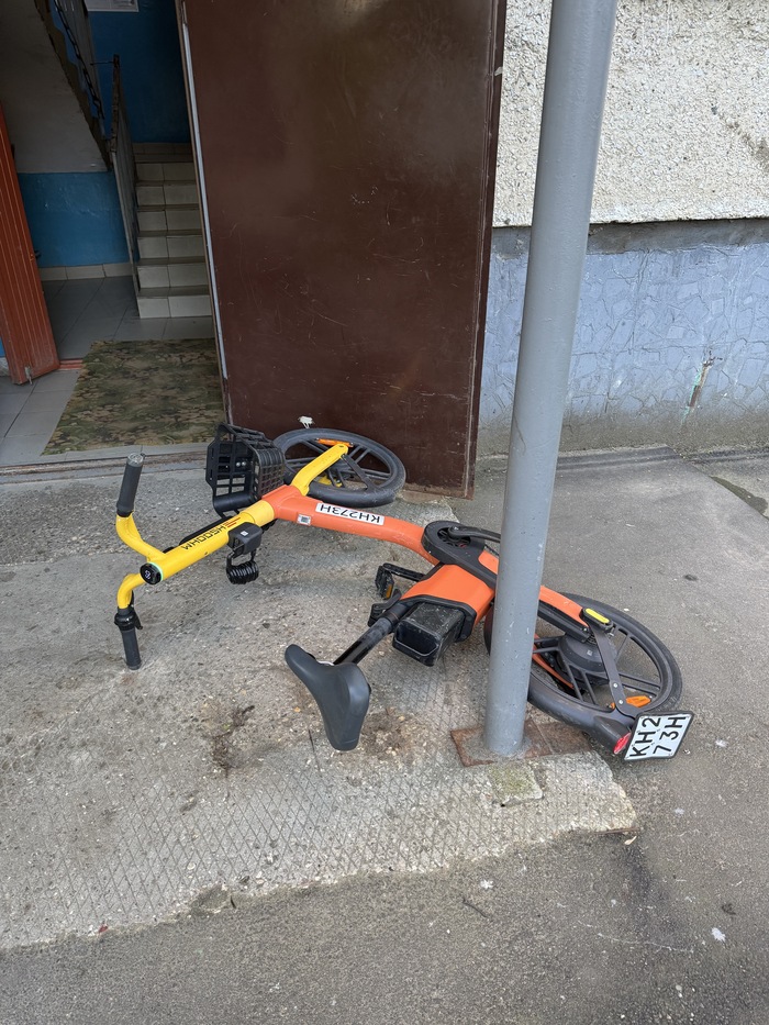 Ну и бонус, технологичная подставка, чтобы дверь не закрывалась...