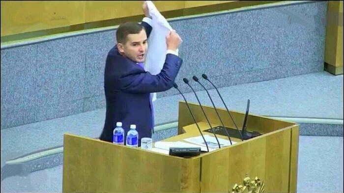 В Госдуме хотят запретить приказное взыскание долгов для коллекторов и МФО