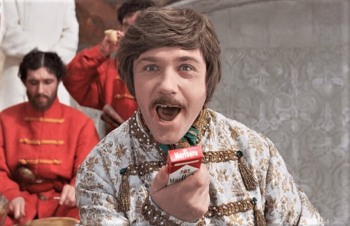 Здесь Милославский демонстрирует пачку Marlboro