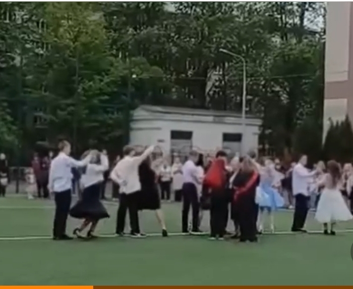 Слишком французская. Выпусникам петербургской школы не дали станцевать на линейке под иностранную песню