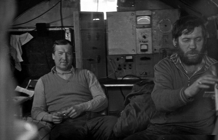 Моя первая бригада в полном составе на фоне генератора. Обратите внимание, какой здесь у Жени взгляд - сразу видно что бывший начальник. Ну а Иван опять сеть плетёт.