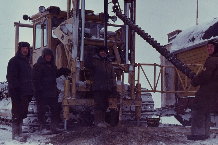 Буровики возле своего агрегата, ну и Женя мой к ним присоседился. Вечно радостный Атабек с поднятой рукой, суровый Пётр у рычагов и Юра со шнеком. Обратите внимание на ширину гусениц!