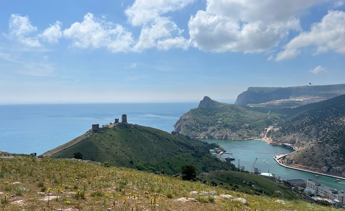 Фото крепости с входом в бухту.