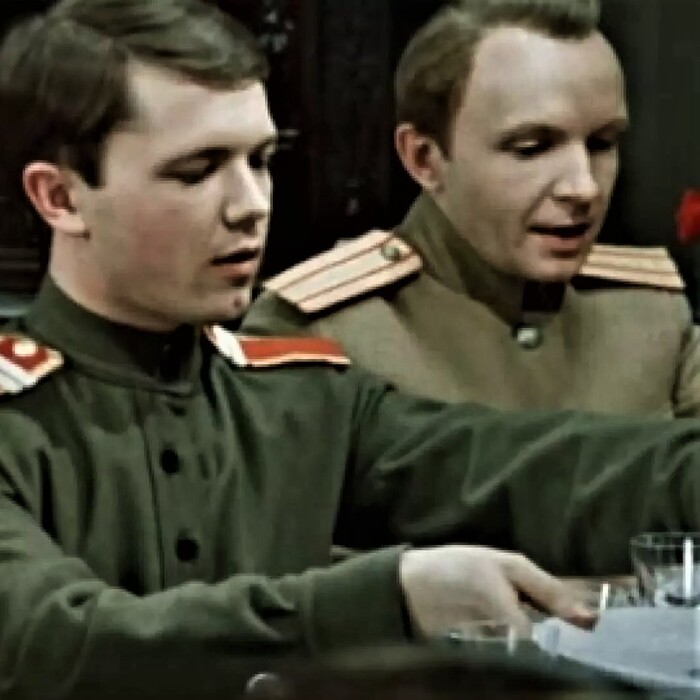 В роли братьев Турбиных - Андрей Ростоцкий и Андрей Мягков.