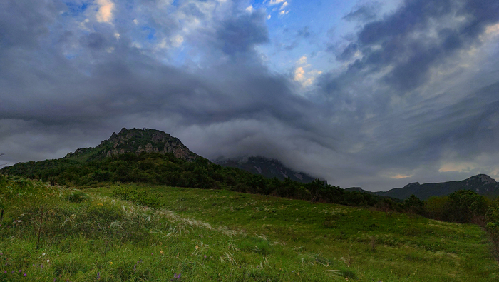 Облачный дракон на вершине горы