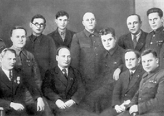 Руководители партизанского движения: Д.М. Попов, В.Г. Жаворонков, П.К. Пономаренко, И.П. Бойцов, Б.Н. Черноусов, А.П. Матвеев; стоят - А.К. Спрогис, В.С. Булатов, М.А. Суслов, П.И. Селезнев, Н.Л. Сологор, С.Я. Вершинин, А.Ю. Снечкус.