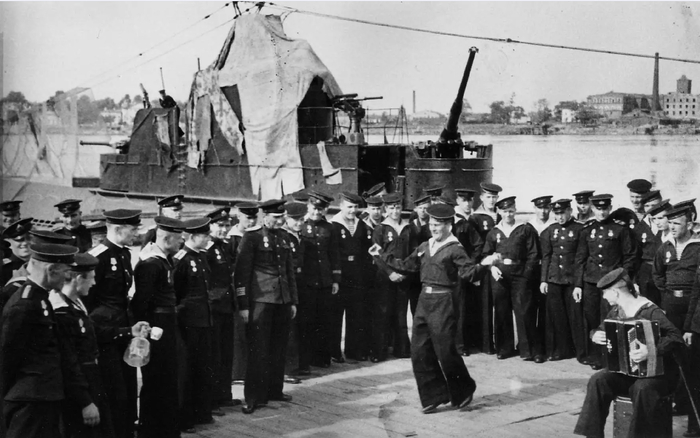  -52           1943 .