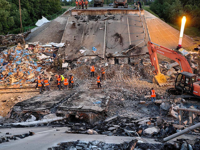 Под Брянском расчистили участок Ж/Д после обрушения моста