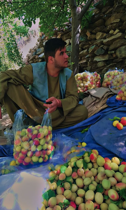 2018-й год, житель Абдуллахеля собрал персики в своём саду.