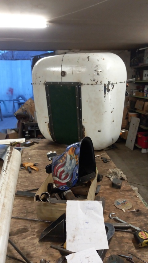 Сзади большая откидная дверца для отгрузки собранных крышек