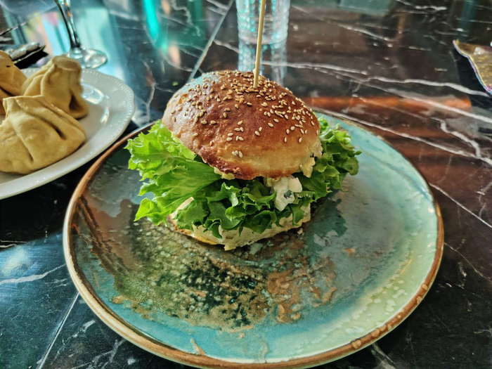 Бургер 4 сыра - 25 лари, чуть меньше 750р