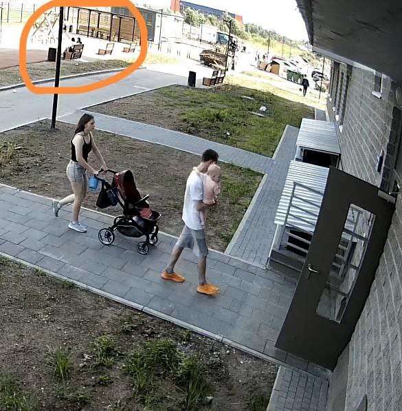 Тест на внимательность: на заднем плане сидит потерпевшая со знакомой, у которой несколько минут назад похитили телефон данные граждане