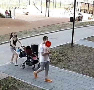 Подозреваемый в ядовито-кислотных оранжевых кроссовках со своей спутницей — эта гражданка потом звонила заявителю, когда был размещён, изобличающий их преступные действия, пост в местном сообществе во ВКонтакте