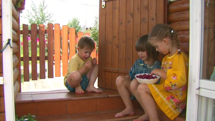 Вкус лета — это когда сидишь босиком на крыльце, делишь ягоды с друзьями и никуда не спешишь