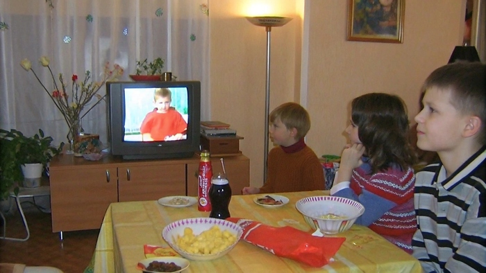 День рождения в кругу друзей: чипсы, газировка и тот самый мультик на старом телевизоре — простые радости, которые запоминаются на всю жизнь