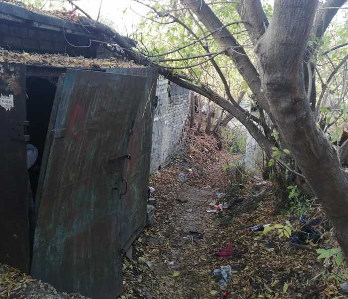 Тропинка, рядом с теми самыми гаражами