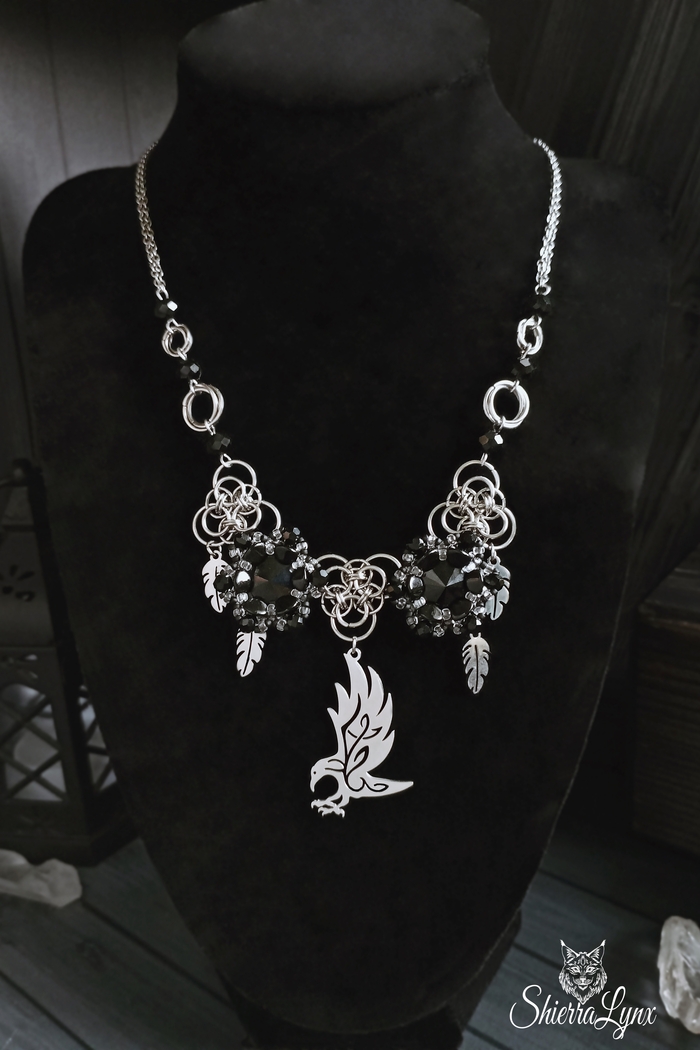 Японский бисер, чешские бусины, стеклянные бусины, чешские кристаллы, сталь. Размер центральной части 8,2х5,3см, охват колье 47см