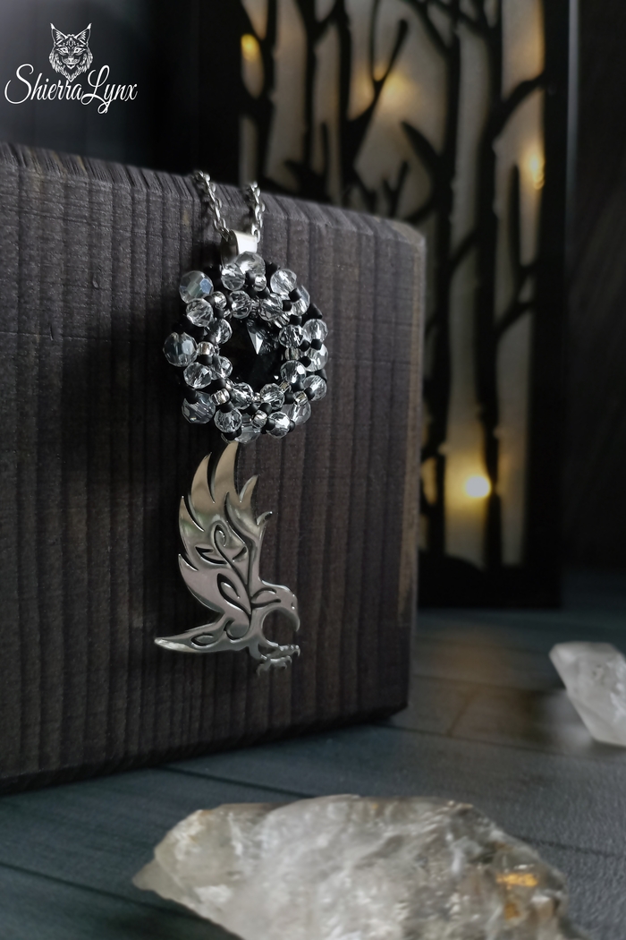 Японский и чешский бисер, стеклянные бусины, чешский кристалл, стальная фурнитура. Размер кулона 2,5х6см, длина цепочки 50см