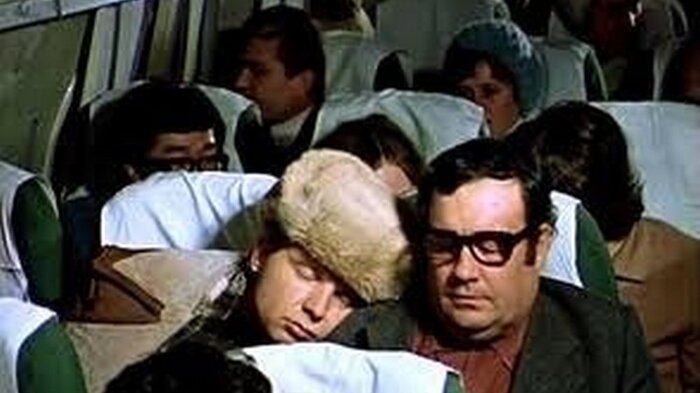 Эльдар Рязанов в фильме "Ирония судьбы или С лёгким паром"! 1975 год. В роли пассажира самолёта.