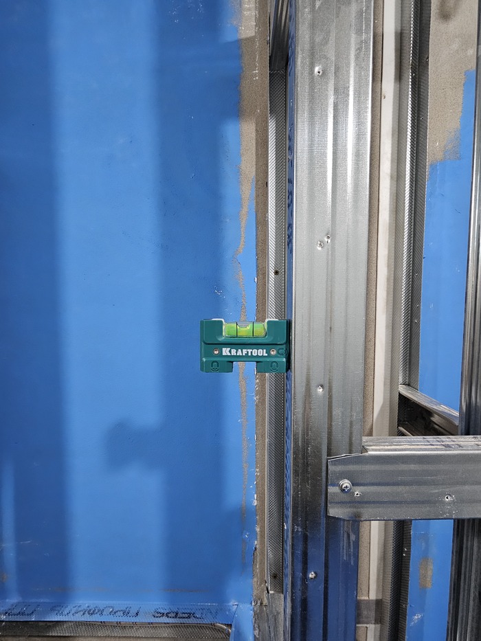 Перегородки кривые и собраны не по технологии. А тут должен керамогранит толстенный держаться.