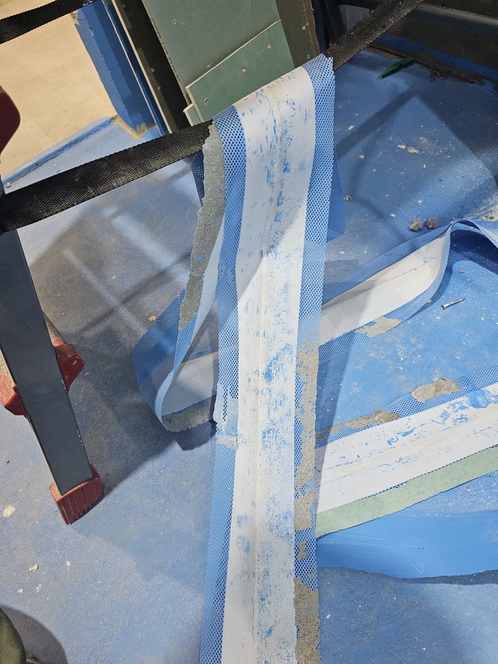 Вся лента приклеена без нанесения гидроизоляции под нее!!!