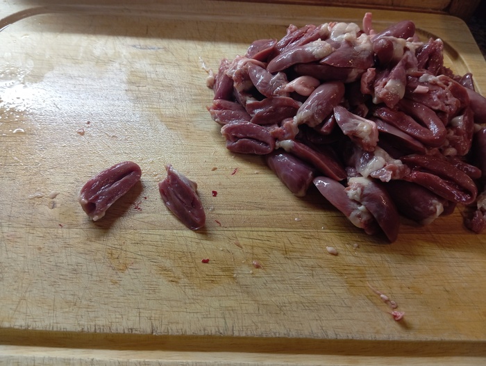 Кто то режет поперёк, я предпочитаю вдоль - так сердечки будут меньше прыгать и плеваться