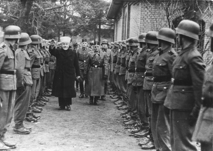 Встреча мусульман из состава 13-й горной дивизии СС «Ханджар» с муфтием Хадж-Амином аль-Хусейни. Фото 1943 года