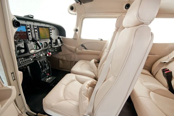 Почему в самолёте у пассажиров двухточечные ремни, а у стюардесс четырёхточечные? Авиация, Гражданская авиация, Самолет, Ремень, Безопасность, Авиалайнер, ВКонтакте (ссылка), Длиннопост