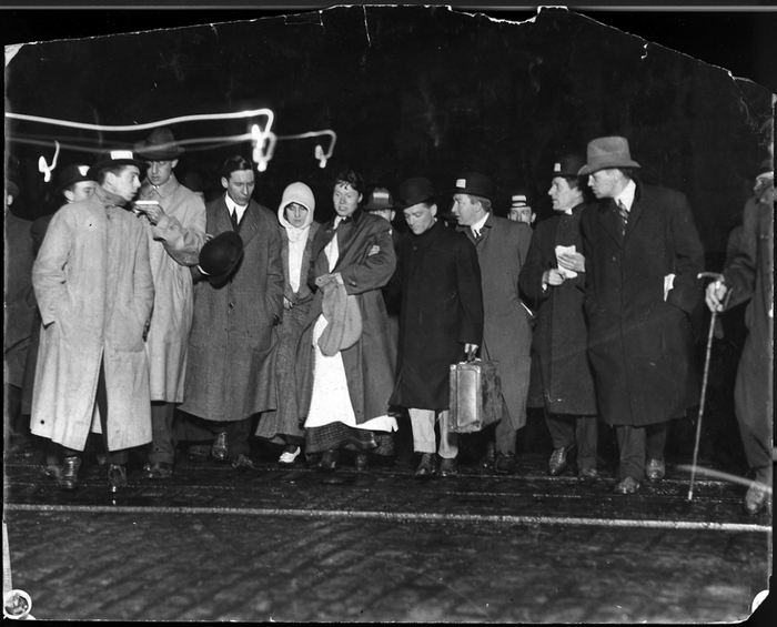 Представители прессы берут интервью у выживших, 17 апреля 1912 года.