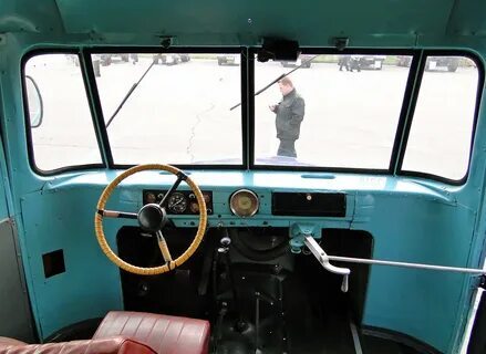 Думаете, это автобус? Как бы верно, но посмОтрите снаружи - и увидите грузовик :-)