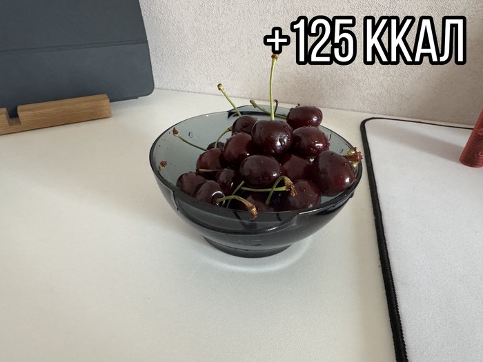 Хотел еще нектаринами и абрикосами упороться, но планировался большой ужин, поэтому опасался не влезать в полторашку.