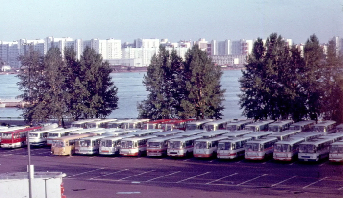 Вид со стадиона имени С.М. Кирова на Морскую набережную во время проведения футбольных матчей Олимпийского турнира. 1980 г.