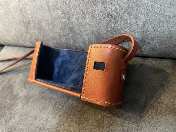 Перед сшивкой детали были протерты воском и заполирваны.