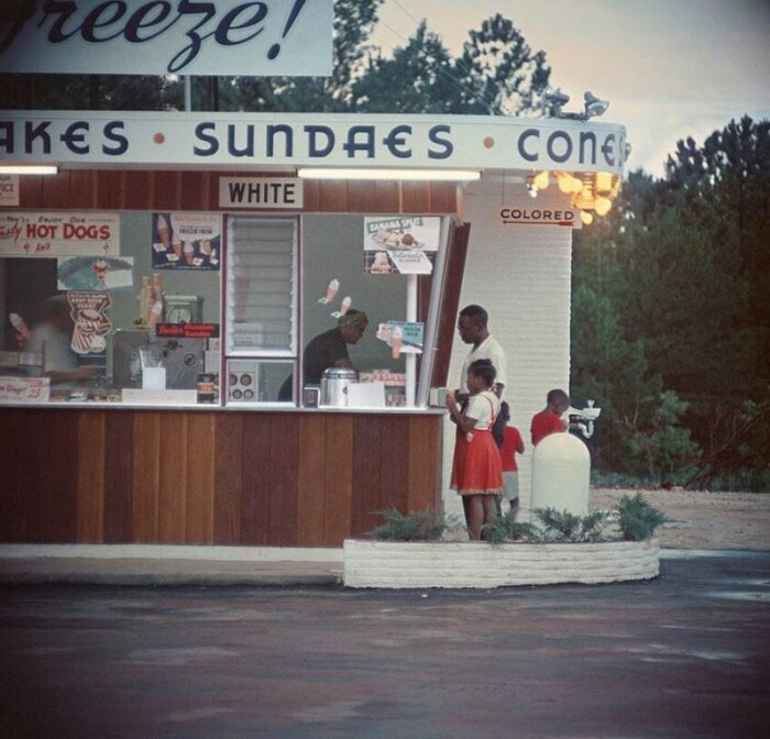 Закусочная в Алабаме, где семья заказывает мороженое с «цветной» стороны прилавка