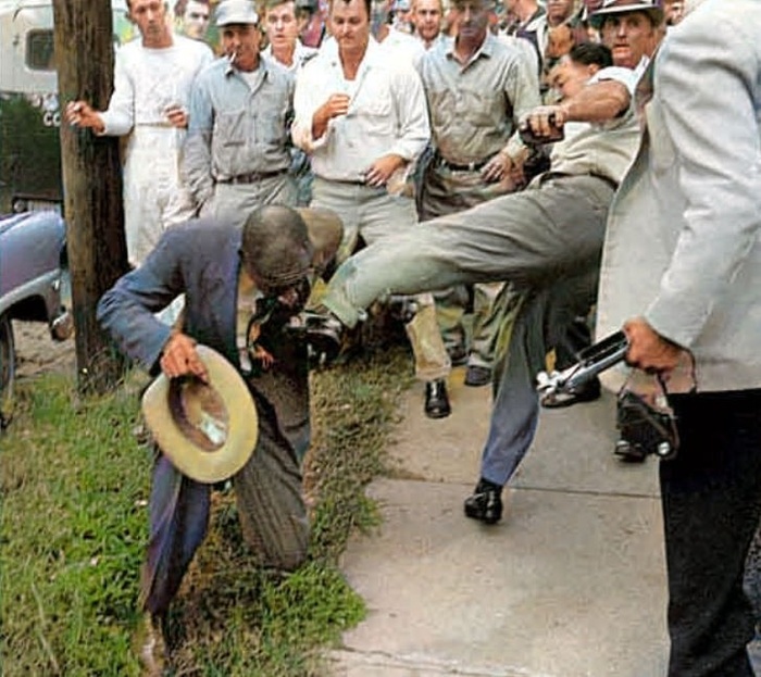 Белые американцы заставляют целовать чернокожих свою обувь.