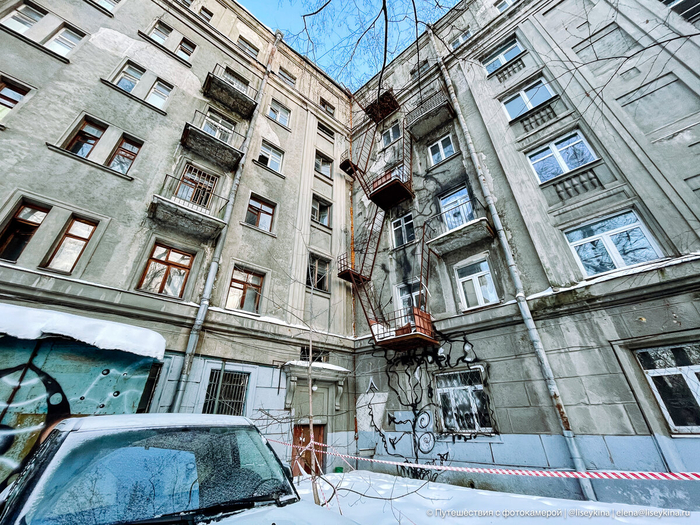 Вот тут видна строительная пена на углу. Именно там пошла основная трещина.