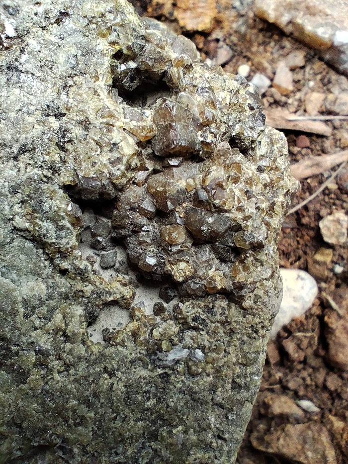 Вот эти кристаллы зелено мутного цвета.