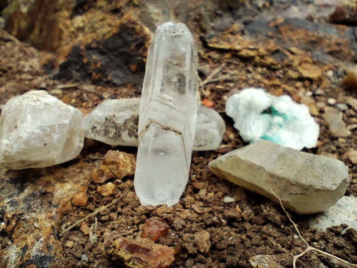 Кристалл прозрачный скорее всего кварц остальные кальцит возможно. Зелень на камне это какой то минерал проявился.