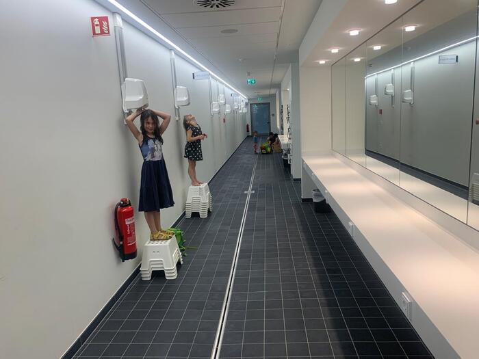 Фены для детей в бассейне Мюнхена, чисто, для иллюстрации.