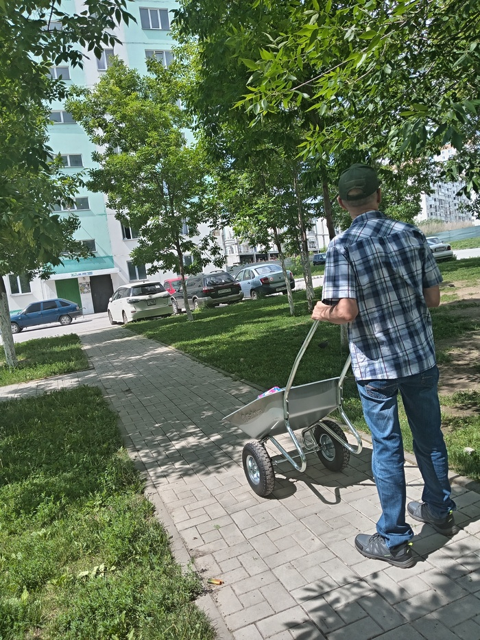 Катит телегу из магазина