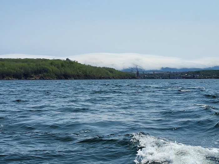 Туман с сопок спускается на город